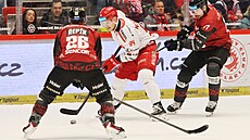 T�inecký úto�ník Andrej Nestra�il se pokou�í projít mezi spar�any Michalem...