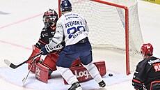 Královéhradecký branká� Stanislav �korvánek inkasuje gól p�ed clonícím Villem...