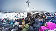Diváci sledují �tafetový závod �en v Oberhofu.