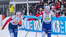 Jessica Jislová (vlevo) p�edává v Oberhofu �tafetu Lucii Charvátové