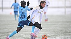 Spar�anský úto�ník Jan Kuchta s mí�em v p�ípravném utkání proti Ústí nad Labem