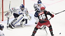 Martin Kohout z Hradce Králové se sna�í o zakon�ení p�ed bránou plze�ského...