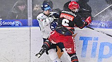 Plze�ský úto�ník Dominik Simon (vlevo) v souboji u mantinelu s Davidem Sýkorou...