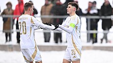 Úto�ník Matyá� Vojta slaví sv�j gól se Sivertem Mannsverkem.