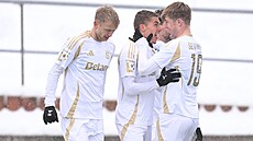 Fotbalisté Sparty oslavují gól Martina Suchomela.