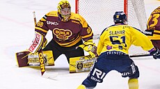 Jihlavský branká� Adam Beran zasahuje proti Jakubu �laha�ovi ze Zlína.