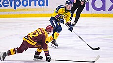 Zlínský obránce Tadeá� Talafa (vpravo) v utkání proti Jihlav�