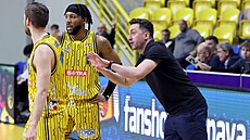 Opavský trenér David Zach dává pokyny rozehráva�i Lavonu Wesleymu Personovi.