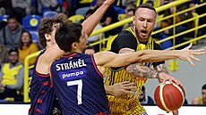 �imon Pur�l z Opavy nahrává kolem brn�nského Milana Strán�la.