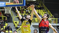 Brn�nský Viktor P�lpán se sna�í zabránit opavskému Marku Vyroubalovi ve...