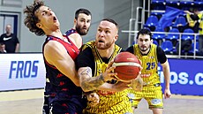 Brn�nský pivot Adam Kejval fauluje opavského �imona Pur�la.