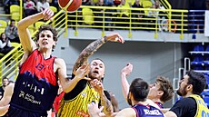 Doskok pivot�, brn�nského Adama Kejvala a opavského �imona Pur�la