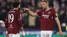 Zálo�ník Tomá� Sou�ek z West Hamu se na h�i�ti domlouvá se spoluhrá�em Pablem.