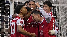 Fotbalisté Arsenalu se radují z gólu v FA Cupu.