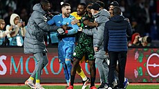 Al�írský branká� Luca Zidane v pozápasové roztr�ce s hrá�i Nigérie
