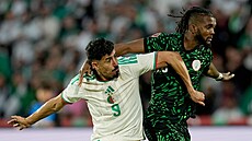 Al�írský úto�ník Baghdad Bounedjah (vlevo) a Chidozie Awaziem z Nigérie
