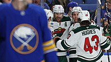 Minnesot�í hokejisté se radují z gólu v utkání proti Buffalu.