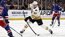 Úto�ník Fraser Minten z Bostonu st�ílí na bránu v utkání proti New Yorku...