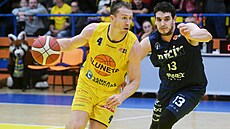 Ústecký Tomá� Vyoral se sna�í obejít Filipa Kroutila z D��ína.