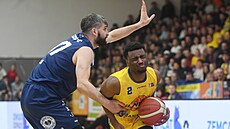 Ústecký Jayhlon Young (vpravo) se sna�í obejít Maksima �turanovi�e z D��ína.