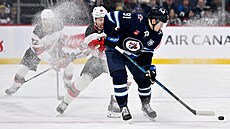 Cole Perfetti z Winnipegu s pukem p�ed Connorem Brownem z New Jersey