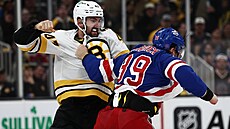 Bostonský Mark Kastelic (vlevo) v p�stním souboji se Samem Carrickem z New...