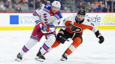 Newyorský obránce Vladislav Gavrikov a Noah Cates z Philadelphie