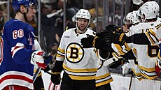 Bostonský úto�ník Pavel Zacha slaví se spoluhrá�i vst�elený hattrick.