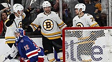 Bostonský úto�ník Pavel Zacha slaví se spoluhrá�i vst�elený hattrick v utkání...