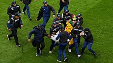 Po�adatelé se sna�í zpacifikovat senegalského fanou�ka, který vnikl na h�i�t�...