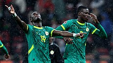 Senegal�tí fotbalisté Moussa Niakhate a Mamadou Sarr slaví vít�zství na...