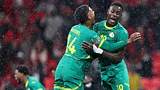 Senegal�tí fotbalisté Ismail Jakobs a Moussa Niakhate slaví vít�zství na...