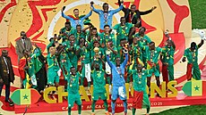 Senegal�tí fotbalisté slaví vít�zství na africkém �ampionátu.