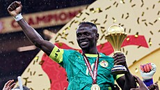 Senegalský kapitán Sadio Mané slaví s pohárem vít�zství na africkém �ampionátu.