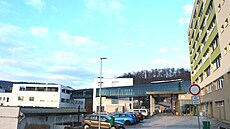 Nadzemní koridor propojuje t�i budovy v areálu d��ínské nemocnice: pavilon s...