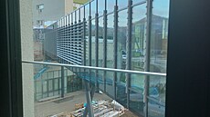 Pohled na �ást nadzemního propojovacího koridoru z pavilonu Matka a dít� sm�rem...