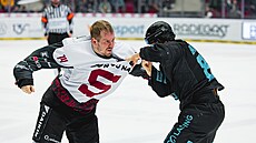 Filip Chlapík (vlevo) a Jan Bambula (vpravo) si v bitce vym�nili n�kolik...