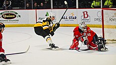 Adam Benák skóruje v zápase Brantfordu proti Windsoru.