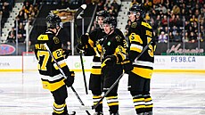 K Adamovi Benákovi (uprost�ed) se sjí�dí jeho spoluhrá�i, vpravo Adam Ji�í�ek.