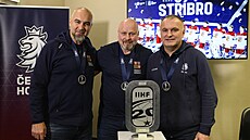 �e�tí trené�i Pavel Trnka, hlavní kou� Patrik Augusta a Robert Reichel pózují...