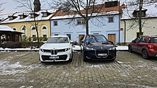 B�hem testování finalist� Auta roku 2026 jsme na�e iX (vpravo) vyfotili i u...