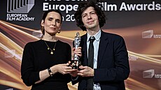 Re�isér Ugo Bienvenu a producentka Sophie Masová cenou za nejlep�í evropský...