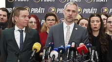 Tisková konference �eské pirátské strany. Na snímku Ivan Barto�, Zden�k H�ib....