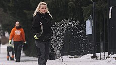 Praha se potýkala op�t s ledovkou. N�které chodníky a cesty stále nebyly...