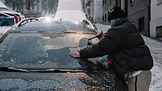 �esko pokryla silná ledovka. Problémy mají chodci v Praze, komplikuje se...