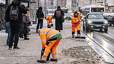 �esko pokryla silná ledovka. Problémy mají chodci v Praze, komplikuje se...