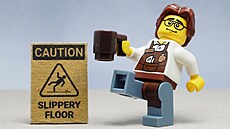 Nic ned�lají, po�ád vysedávají v kavárnách. Kde na to berou �as a peníze?...