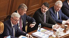 Sch�ze Poslanecké sn�movny. Na snímku premiér Andrej Babi� (ANO) a Petr Macinka...