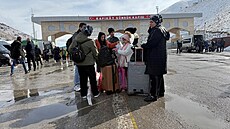 Na út�ku. Írán�tí uprchlíci stojí u hrani�ní brány po p�ekro�ení hranice s...