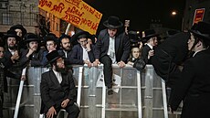 Protesty ultraortodoxních. D�lají si, co cht�jí. Vedou je k tomu nábo�en�tí...